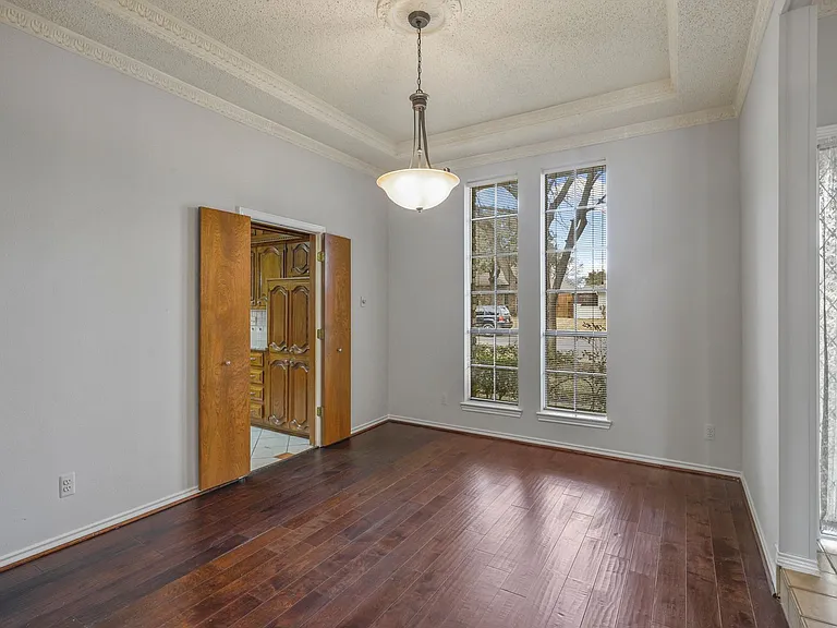 9738 Windham Dr — Photo 2