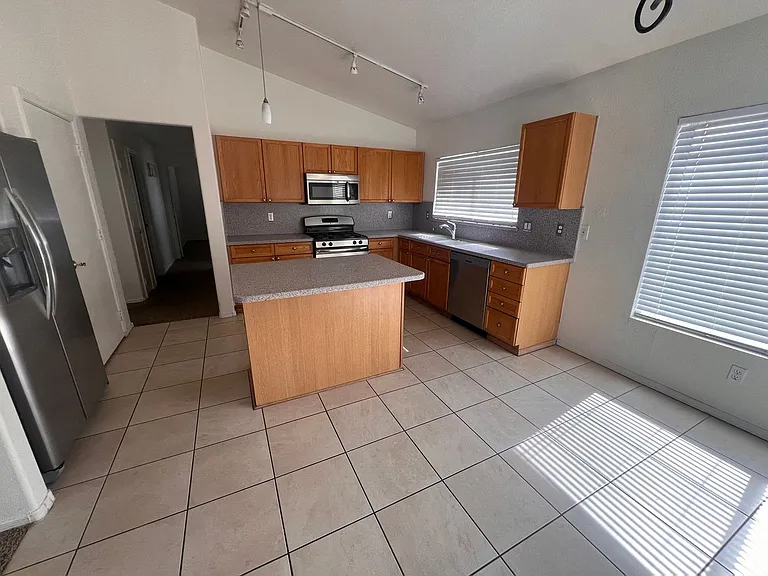 10821 W Royal Palm Rd — Photo 6