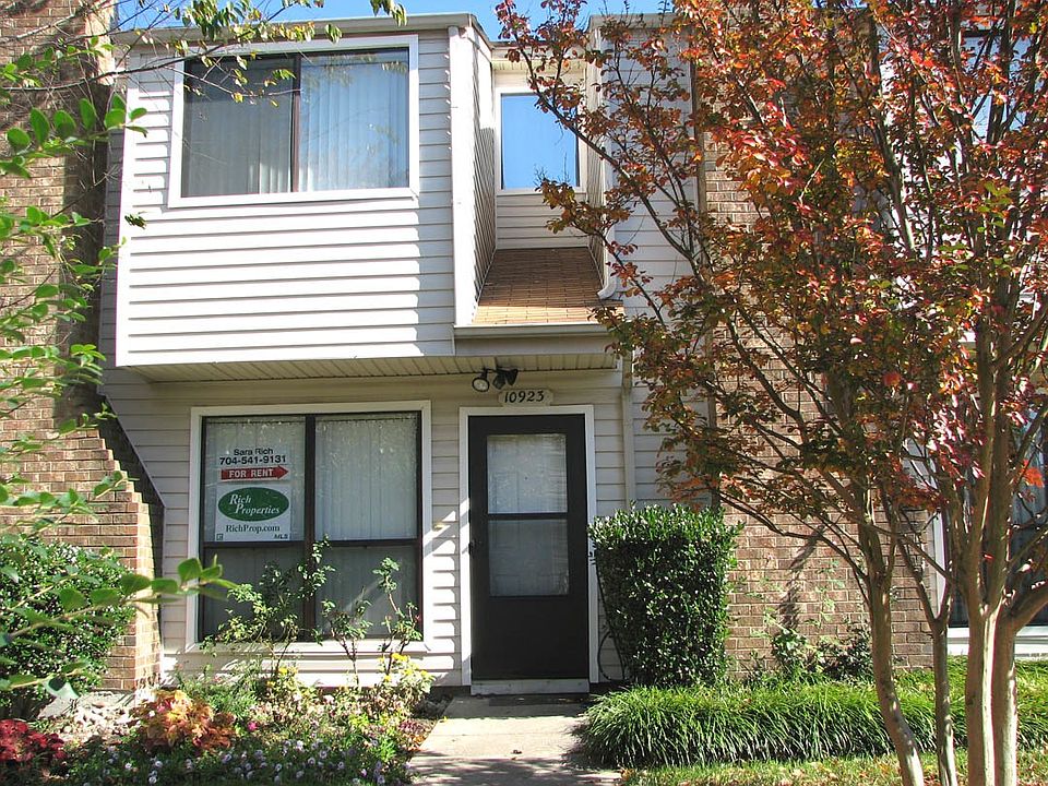 10923 Carmel Crossing