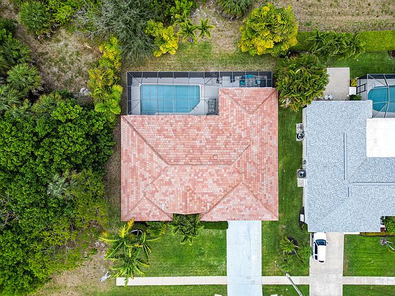 4th image of 621 Diplomat Ct