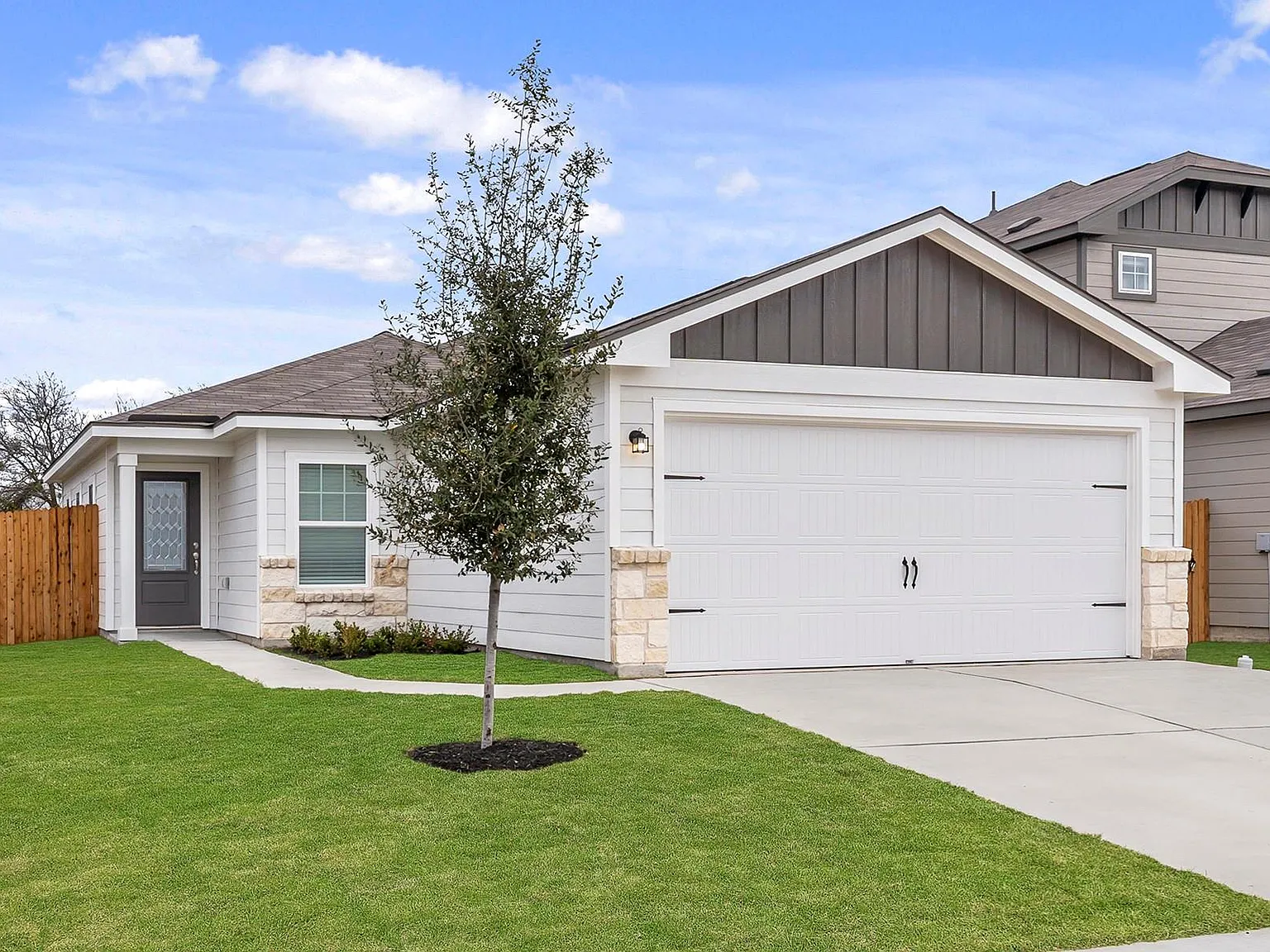3 bed, 2.0 bath, 1076 sqft, $2,085 — Photo 1