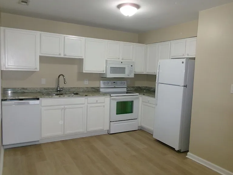 4346 Oak St #F — Photo 5