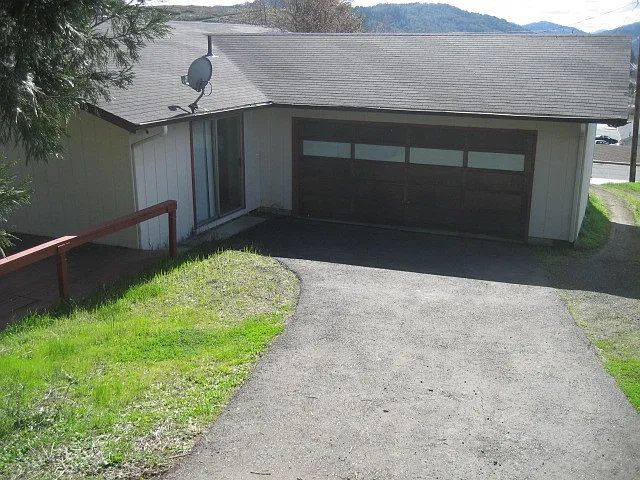 1113 NE Grandview Dr — Photo 3