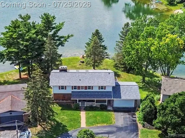 5342 Red Fox Dr, Brighton, MI 48114