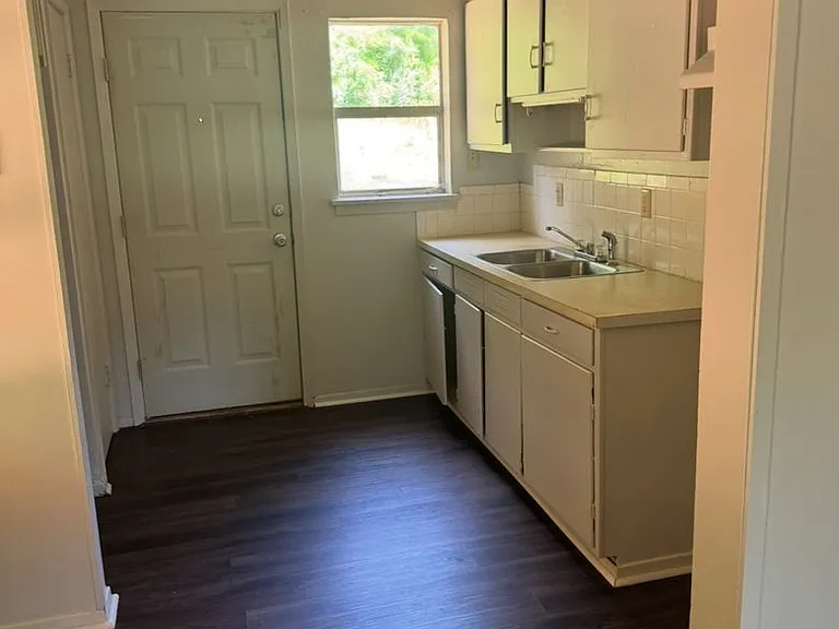 411 Byrne St — Photo 2