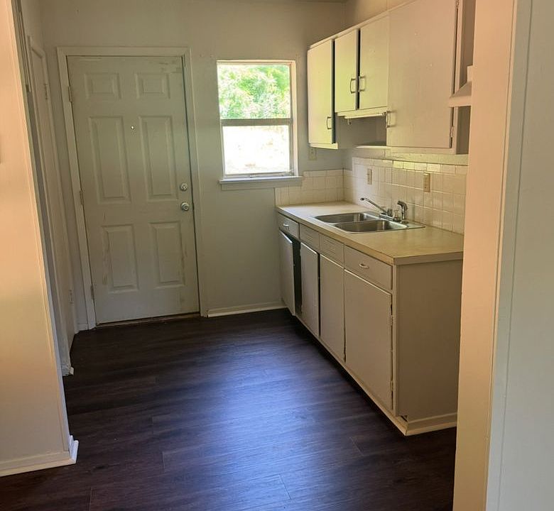 2nd image of 411 Byrne St