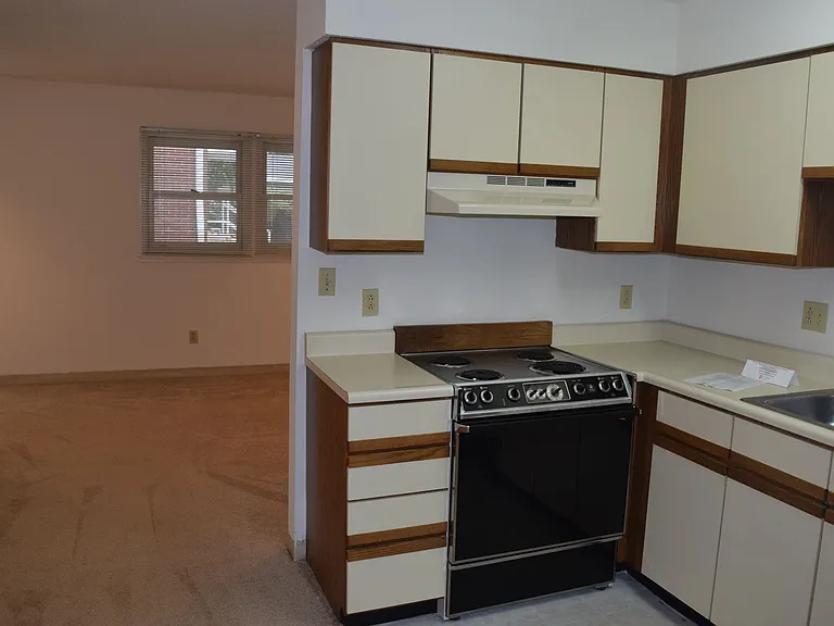 507 W Green St — Photo 9