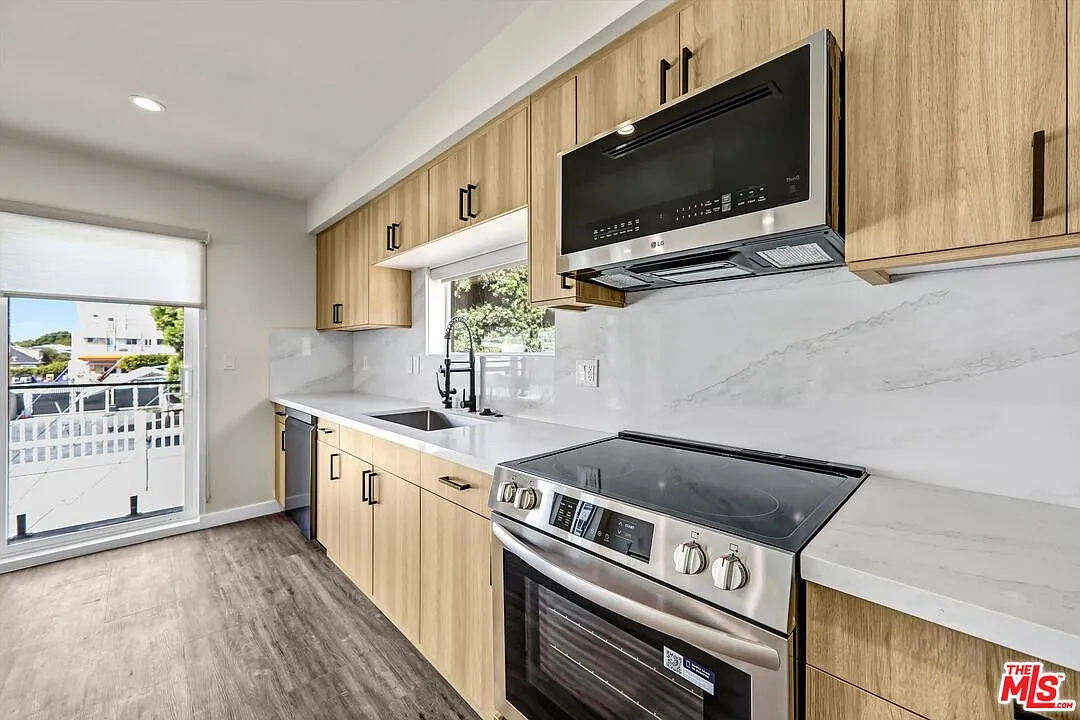 3 bed, 3.0 bath, 1232 sqft, $4,500 — Photo 3