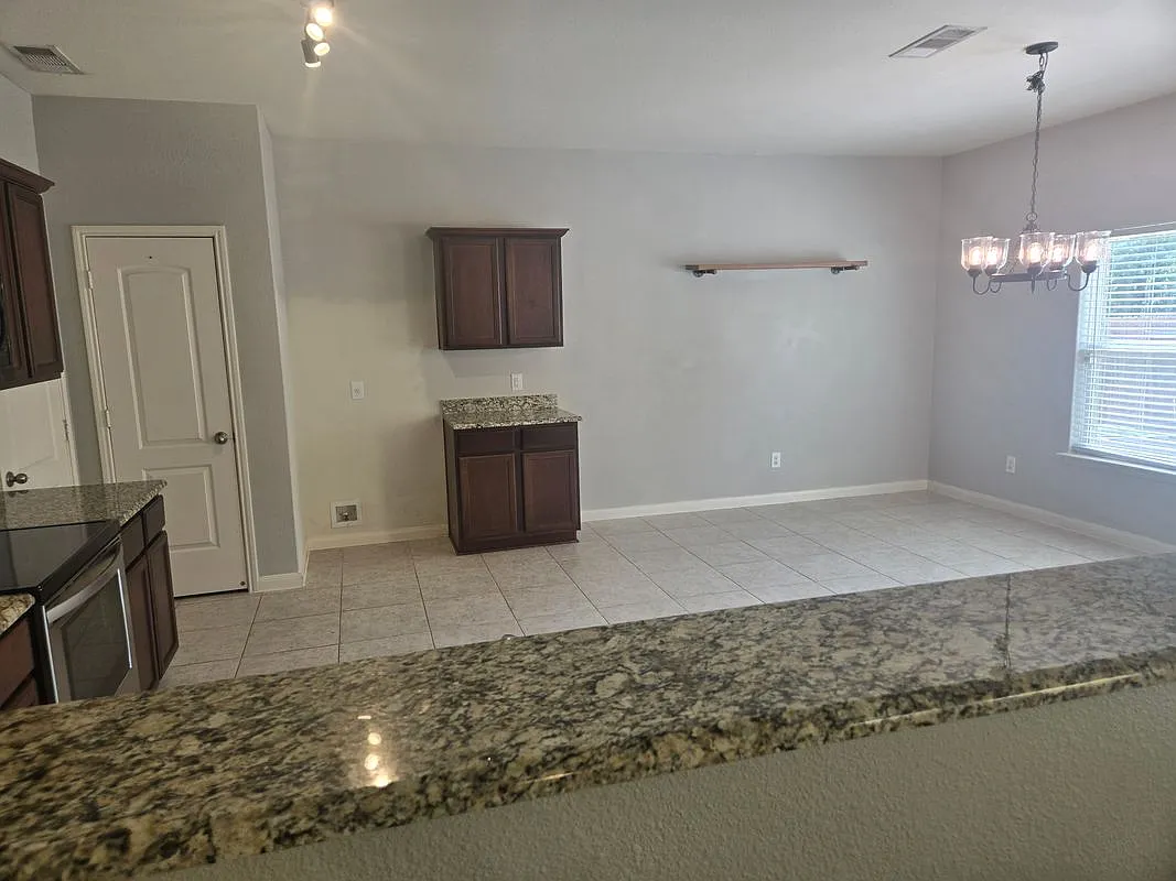 3 bed, 2.5 bath, 2049 sqft, $1,900 — Photo 4