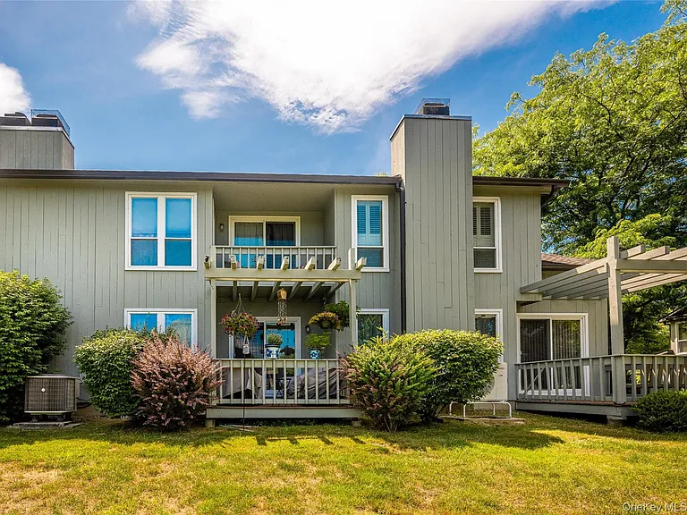 21 Pond Dr W — Photo 2