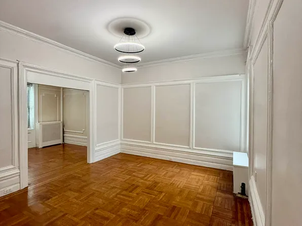 7721 Ridge Boulevard image 1 of 9