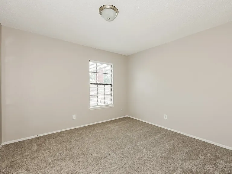 423 Barton Dr — Photo 13