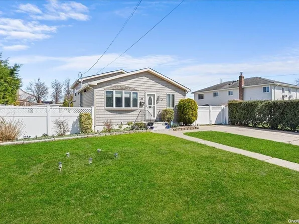 89 Venetian Promenade, Lindenhurst, NY 11757