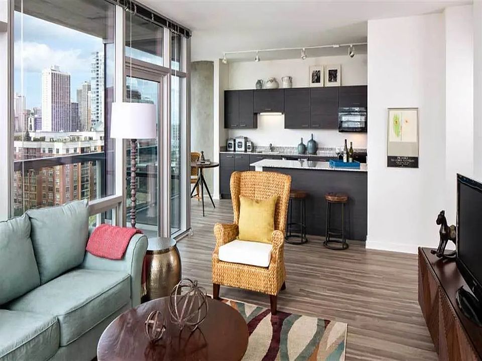 1st image of 815 N Lasalle St #902