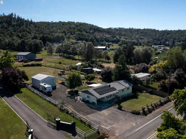 695 Glengary Loop Rd, Roseburg, OR 97470