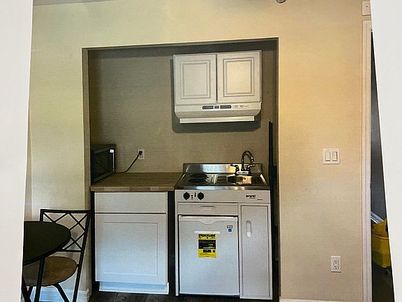 2nd image of 625 Clairmont Ln