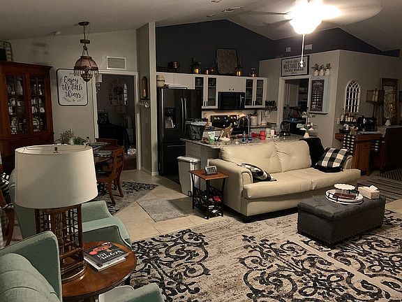 5th image of 1045 NE 16th Pl