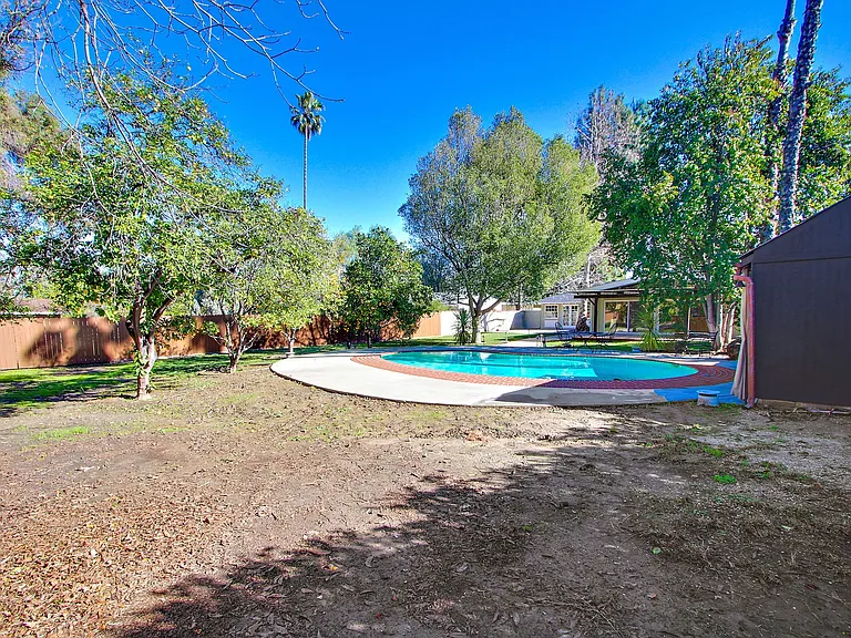 5923 Jumilla Ave — Photo 1