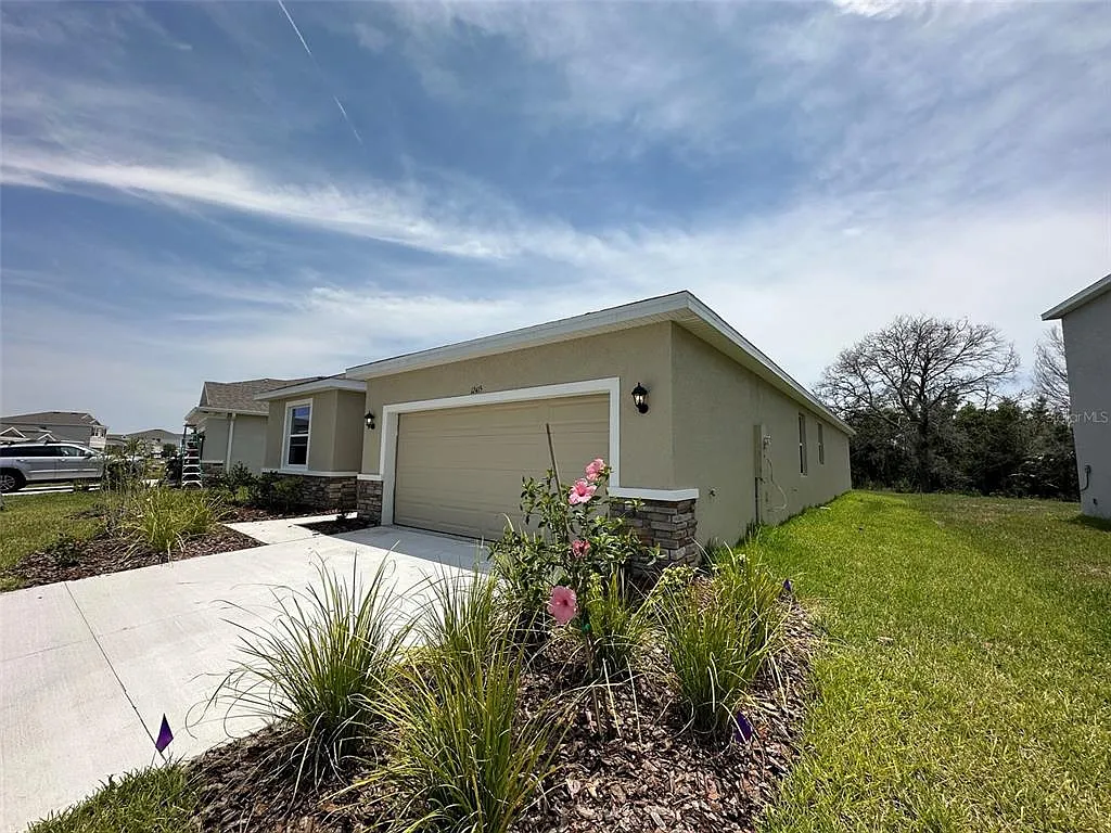 4 bed, 2.5 bath, 2045 sqft, $2,700 — Photo 3