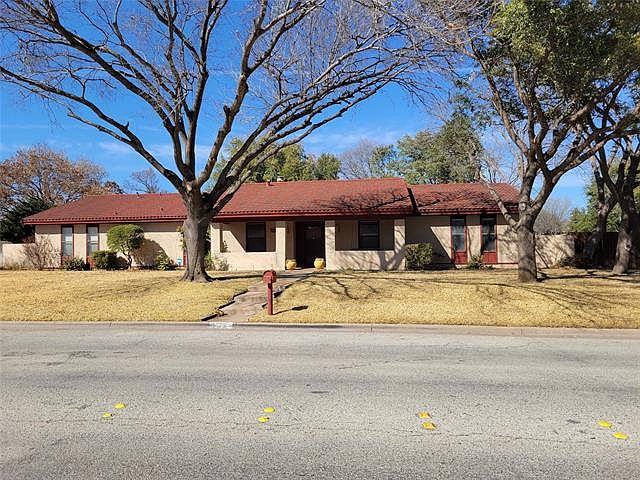 1st image of 3218 Woodlake Dr