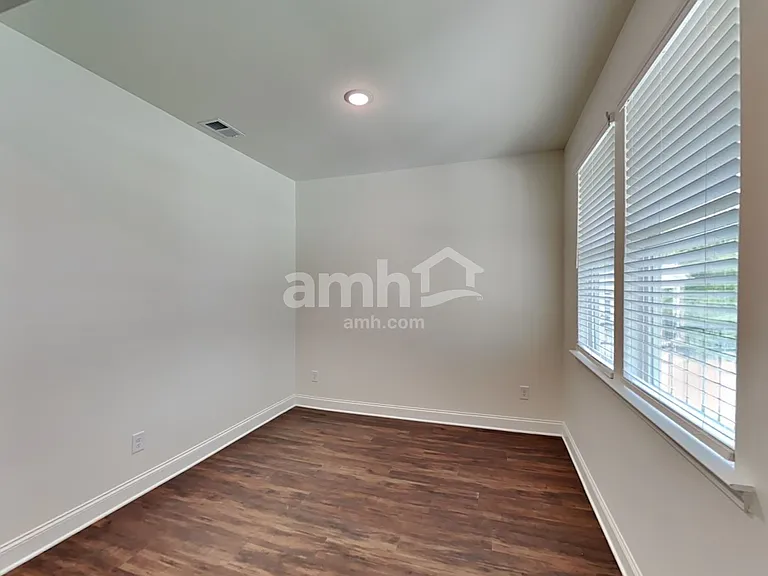 301 Pecan Dr — Photo 8