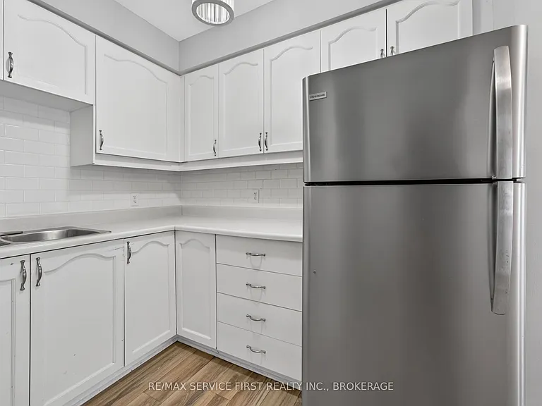 877 Muirfield Cres — Photo 15