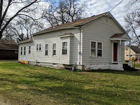 2nd image of 903 Cedar Ave