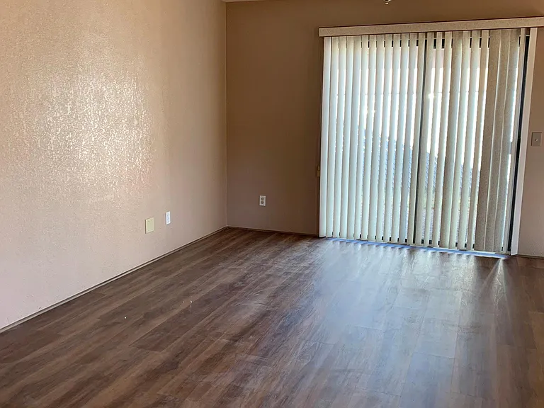 585 Sunset Ln — Photo 8