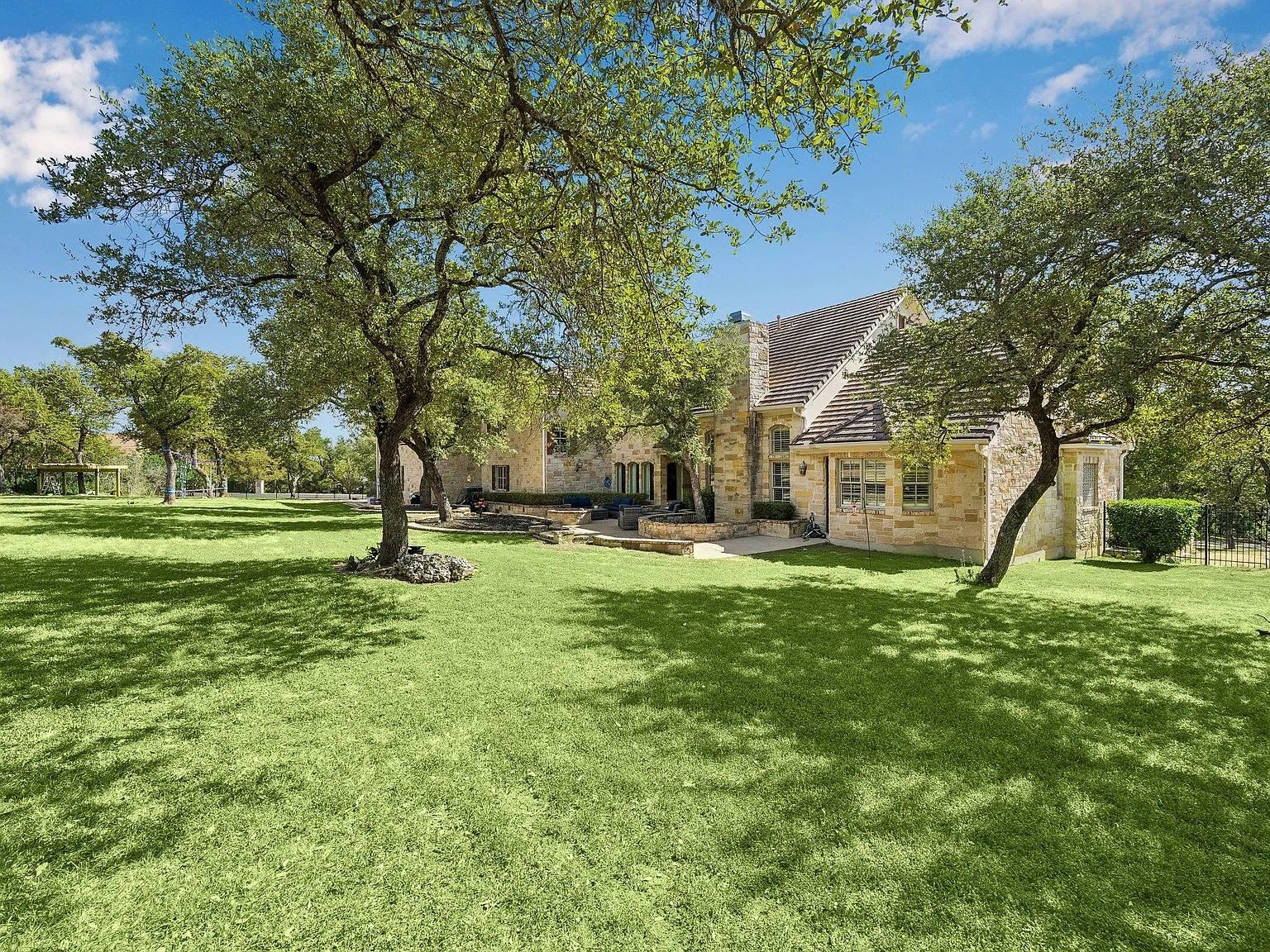 5 bed, 5.0 bath, 5995 sqft, $9,500 — Photo 3