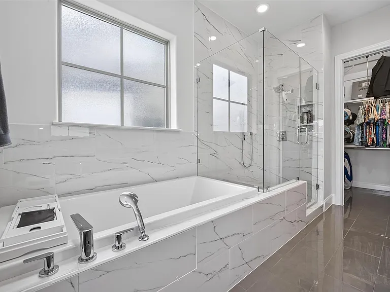 2703 Kinsley Oaks Dr — Photo 32