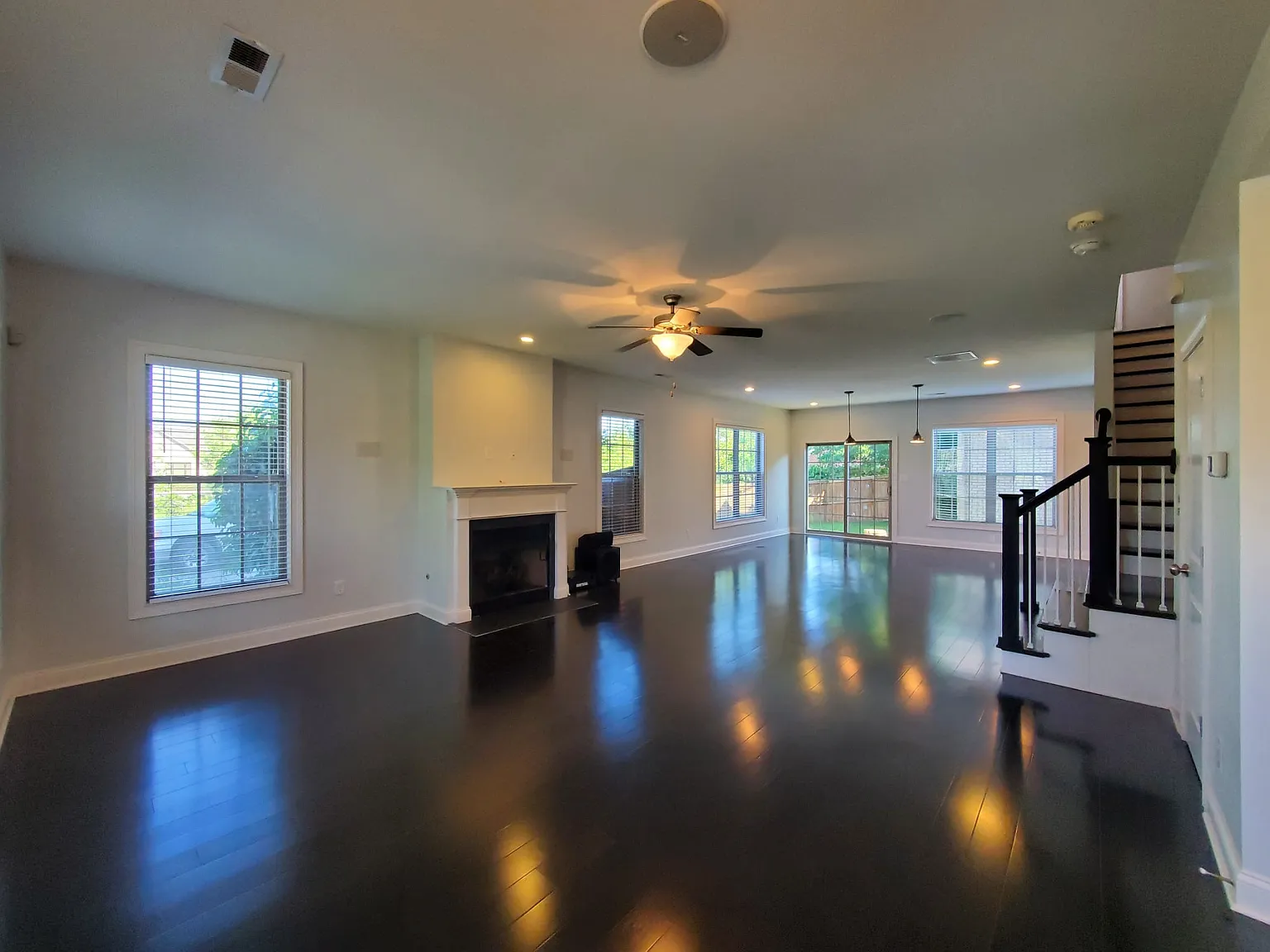 3 bed, 2434 sqft, $3,250 — Photo 3