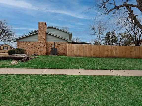 3rd image of 1301 NE Quail Creek Cir