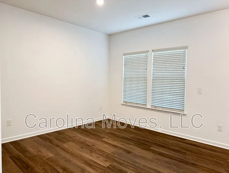 3 bed, 2.5 bath, 2199 sqft, $2,249 — Photo 2