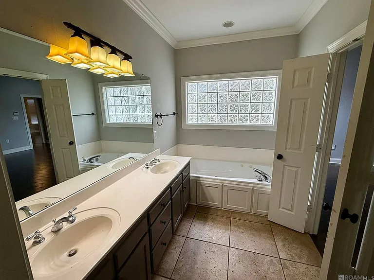 10408 Springtree Ave — Photo 9