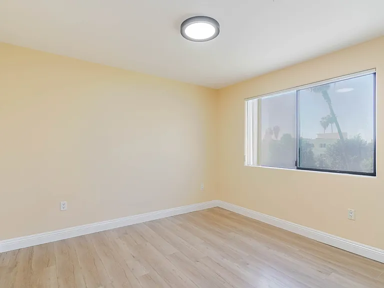 1466 Tamarind Ave #101 — Photo 8