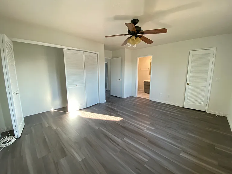 352 E College St — Photo 10
