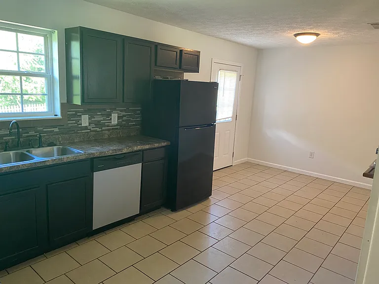 560 Academy Dr — Photo 5