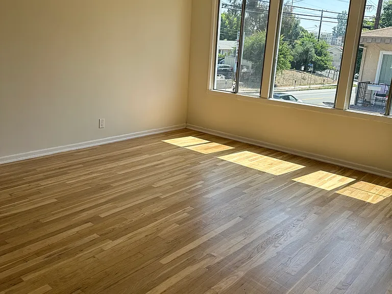 Rowena Ave — Photo 10