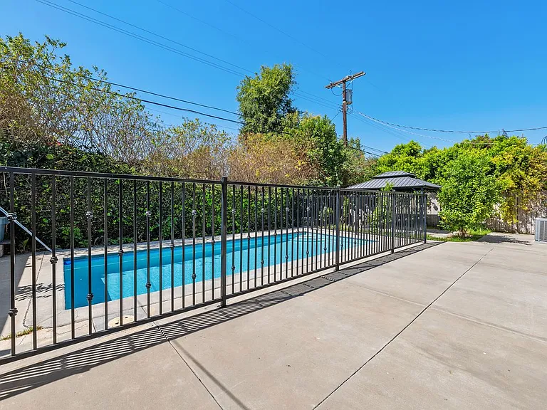 17434 Emelita St — Photo 37
