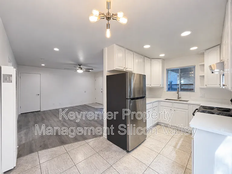 923 Ravenscourt Ave #1 — Photo 5