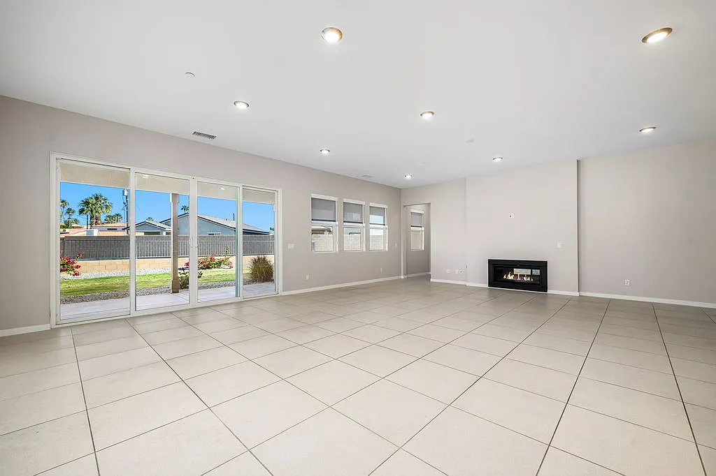 4 bed, 2467 sqft, $4,450 — Photo 3