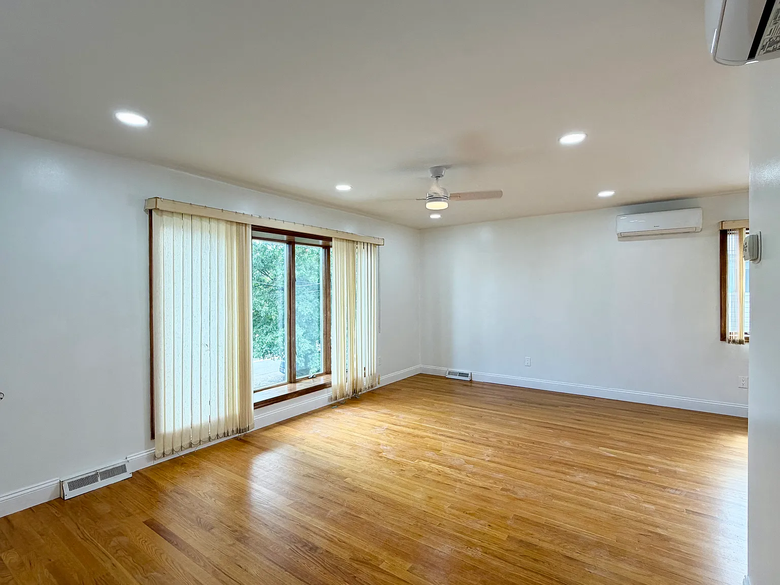 3 bed, 1012 sqft, $3,200 — Photo 4