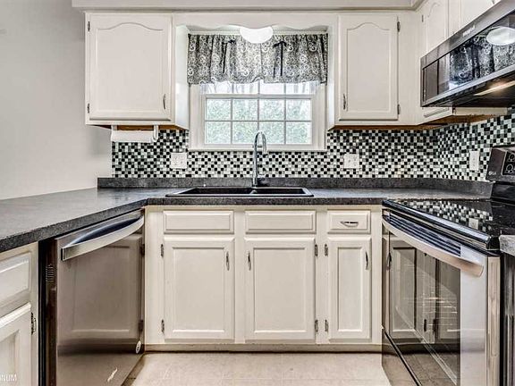 4th image of 4220 Surrey Ln