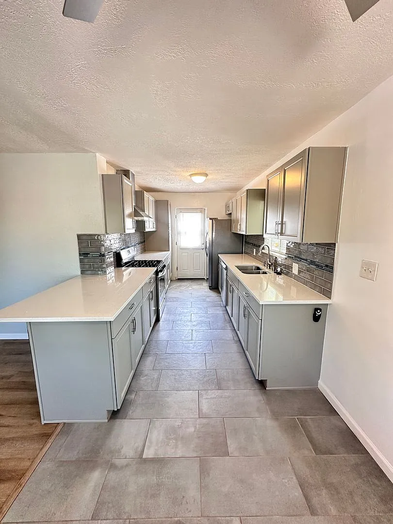 Newly Remodeled 3 Bedroom 2 Bathroom — Photo 4