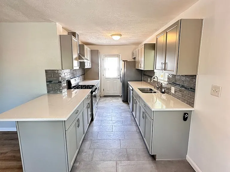 2120 La Veta Dr NE — Photo 2