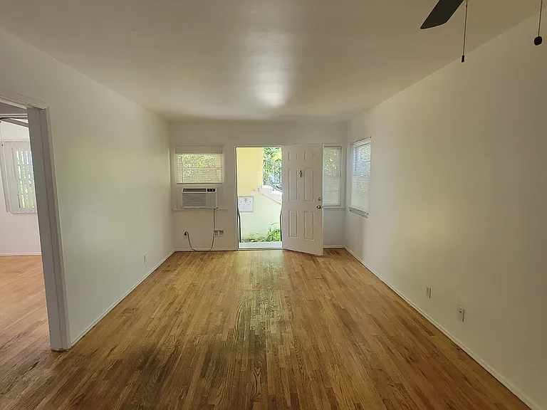 13842 Burbank Blvd #13842 — Photo 3