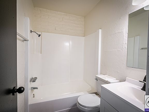 2nd image of 2738 W Augusta Ave #C03