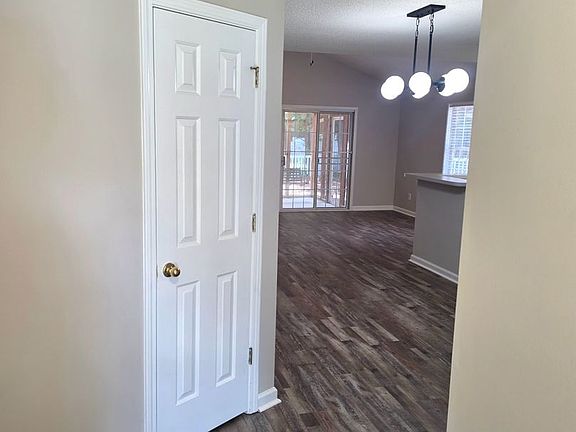 5th image of 703 S Fairfield Dr