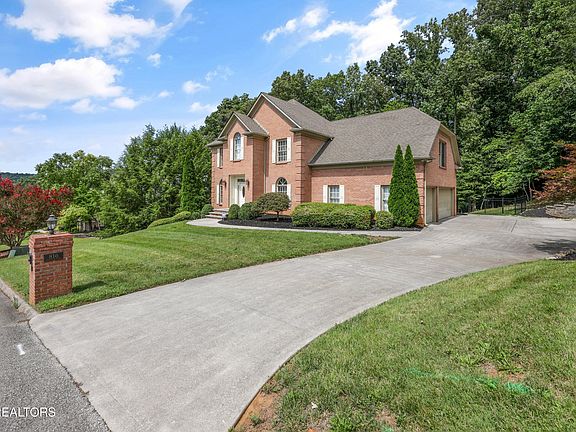 2nd image of 816 Foxfield Ln