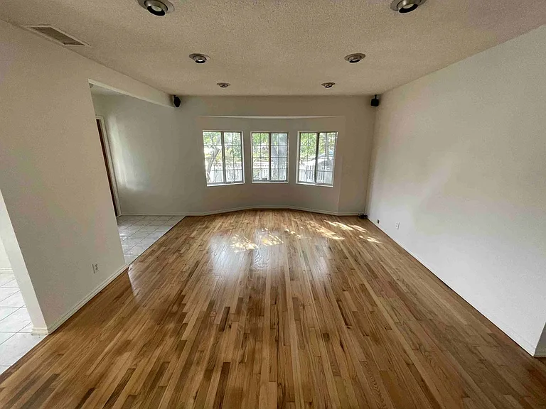 2946 S Beverly Dr — Photo 3